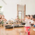Piring makanan bergizi untuk kesehatan keluarga berisi nasi, ikan kembung, tempe, dan tumis sayur
