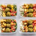 Piring berisi menu makanan sehat untuk menjaga tubuh dengan lauk protein dan sayuran segar