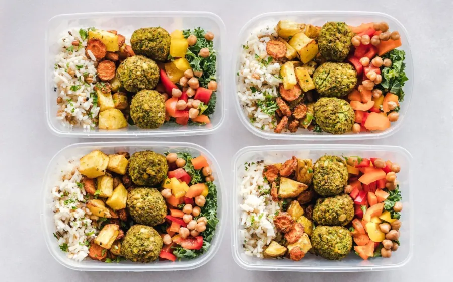 Piring berisi menu makanan sehat untuk menjaga tubuh dengan lauk protein dan sayuran segar