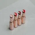 Aplikasi lip tint tahan lama pada bibir untuk riasan natural harian