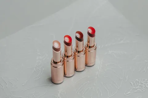 Aplikasi lip tint tahan lama pada bibir untuk riasan natural harian