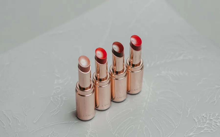 Aplikasi lip tint tahan lama pada bibir untuk riasan natural harian
