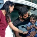 Orang tua mendampingi anak dengan positif saat bermain balok susun di ruang keluarga