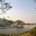 Pemandangan air danau berlatar pegunungan di lokasi panduan wisata bendungan indah Jatiluhur Purwakarta