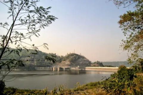Pemandangan air danau berlatar pegunungan di lokasi panduan wisata bendungan indah Jatiluhur Purwakarta