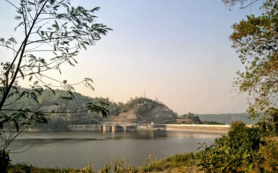 Pemandangan air danau berlatar pegunungan di lokasi panduan wisata bendungan indah Jatiluhur Purwakarta