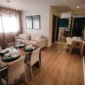 Sofa minimalis berwarna abu-abu yang empuk sebagai bagian dari furnitur rumah yang nyaman di ruang tamu