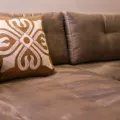 Penataan sofa dan meja kayu minimalis sebagai tips memilih furnitur rumah sesuai kebutuhan keluarga