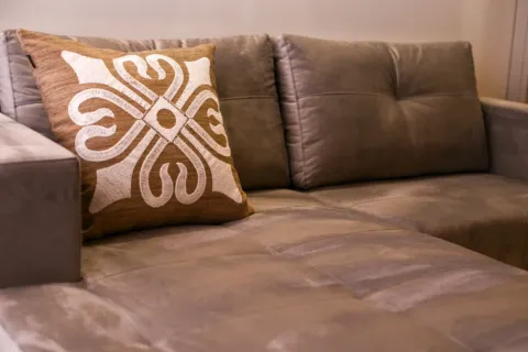 Penataan sofa dan meja kayu minimalis sebagai tips memilih furnitur rumah sesuai kebutuhan keluarga