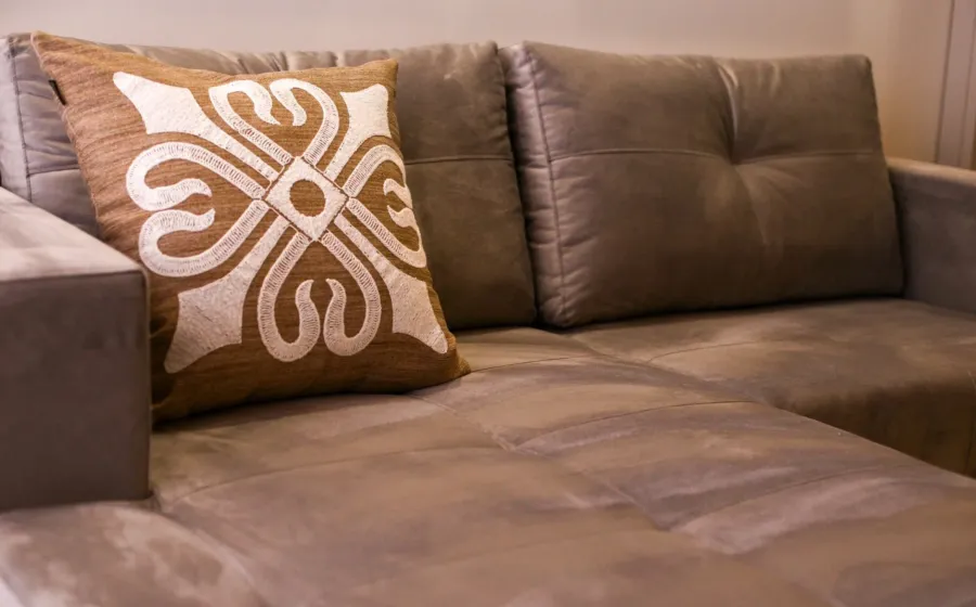 Penataan sofa dan meja kayu minimalis sebagai tips memilih furnitur rumah sesuai kebutuhan keluarga