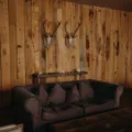 Tata ruang tamu rapi dengan sofa minimalis dan meja kayu sebagai contoh tips memilih furnitur yang sesuai
