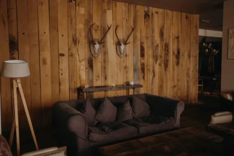 Tata ruang tamu rapi dengan sofa minimalis dan meja kayu sebagai contoh tips memilih furnitur yang sesuai