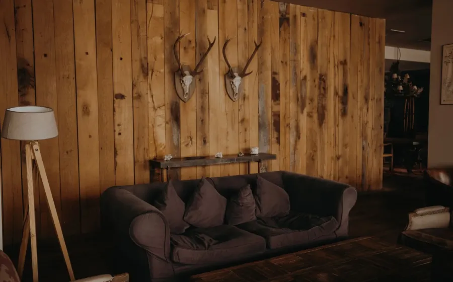 Tata ruang tamu rapi dengan sofa minimalis dan meja kayu sebagai contoh tips memilih furnitur yang sesuai