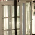 Tampilan jendela rumah hemat energi berbahan uPVC dengan kaca penahan panas matahari di ruangan sejuk
