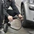 Cara merawat mobil untuk penggunaan sehari-hari dengan mengecek kondisi mesin dan cairan di balik kap