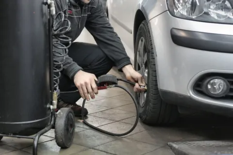 Cara merawat mobil untuk penggunaan sehari-hari dengan mengecek kondisi mesin dan cairan di balik kap