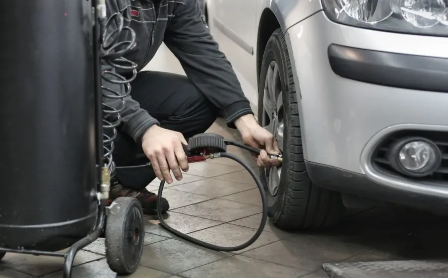 Cara merawat mobil untuk penggunaan sehari-hari dengan mengecek kondisi mesin dan cairan di balik kap